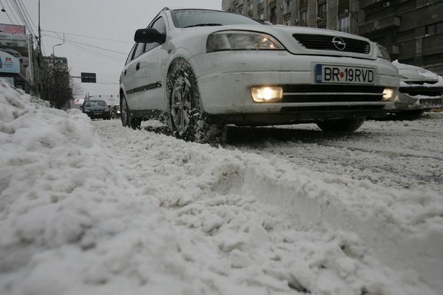 Soferii, obligati prin lege sa-si echipeze masinile pentru iarna. Vanzatorii de anvelope cresc pretul