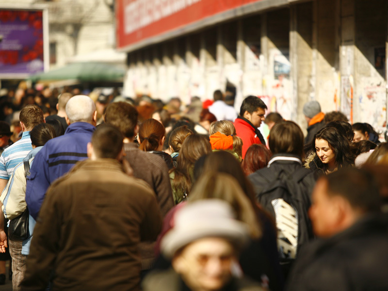 Peste jumatate dintre romani reusesc cu greu sa-si acopere cheltuielile curente; un sfert au datorii