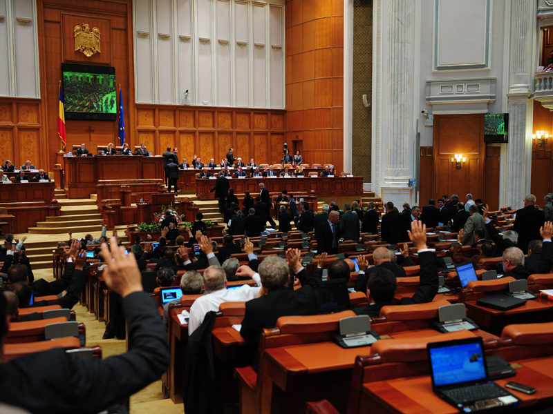 Femeile, discriminate la pensie! Desi se vor pensiona mai devreme ca barbatii, vor avea pensii mai mici!