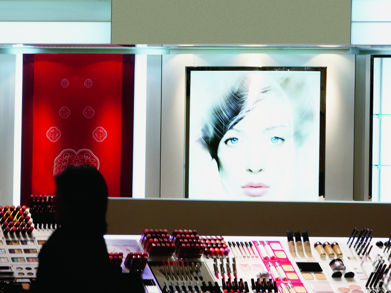 A doua casa a romanilor, sau de ce au plecat cosmeticele la mall