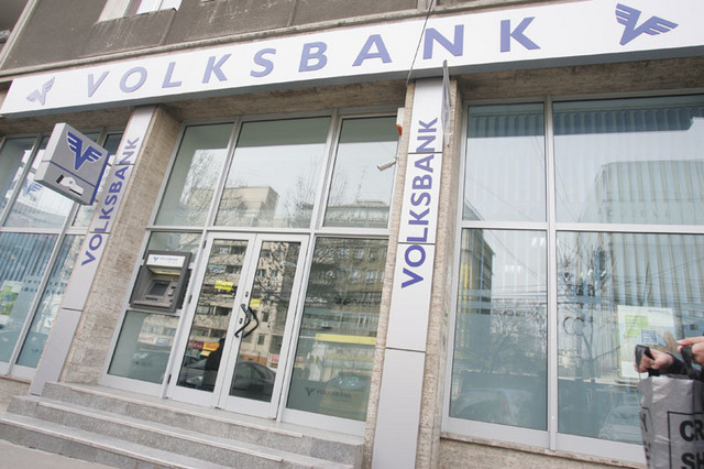 Volksbank: Romania "ramane adancita in recesiune", volumul activelor bancii s-a redus