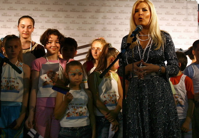 Copiii dintr-o scoala bucuresteana au primit calendare cu chipul Elenei Udrea