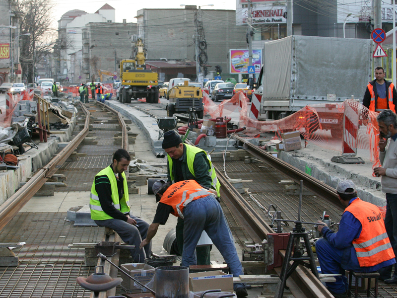 Salariile angajatilor cu contracte pe perioada determinata au crescut in 2010