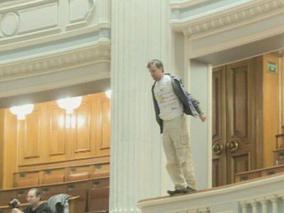 Barbatul care s-a aruncat de la balconul Parlamentului: “Ne-ati ucis viitorul”. Cum comentati?
