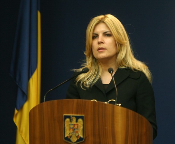 Guvernul ingradeste publicitatea stradala. Elena Udrea: "Exista o abundenta de panouri care agreseaza cetatenii"