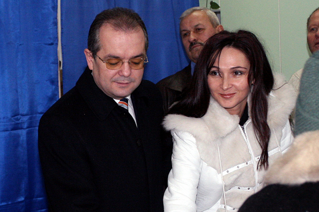 Ce nu stiu sotii lor: cat concediu maternal au avut Oana Boc si Maria Basescu