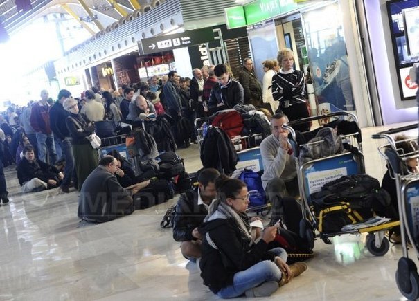 Aglomeratie pe aeroportul din Madrid, la o zi dupa greva controlorilor de trafic aerian