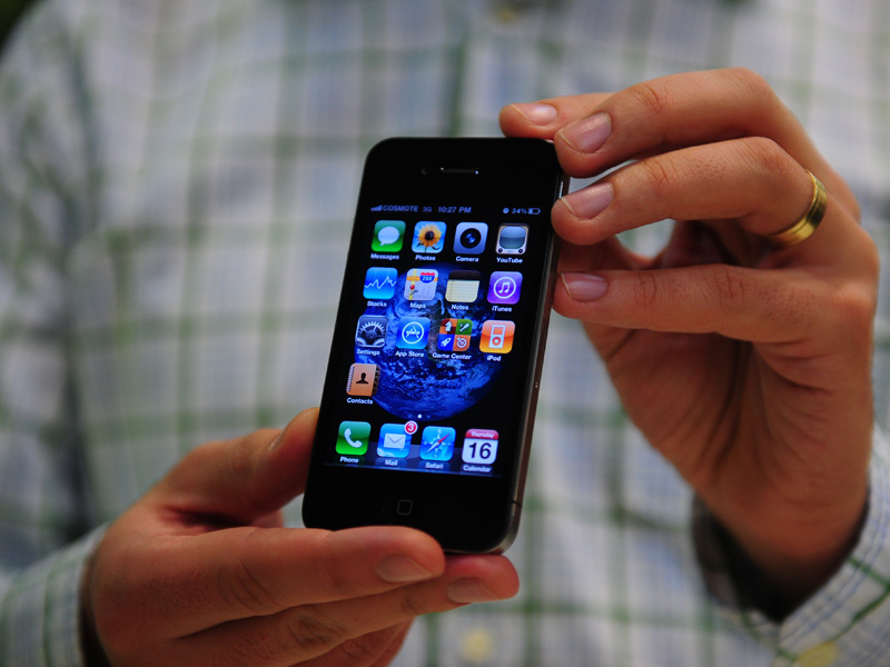 Lupta dintre Cosmote si Vodafone pentru iPhone 4. Cat costa ultimul telefon Apple in magazinele din Romania?