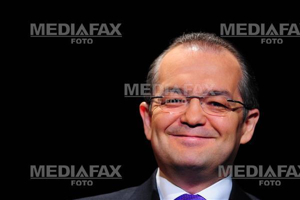 Emil Boc: A tine banii la banca in loc sa dam drumul si la consum este "foarte rau pentru economie"