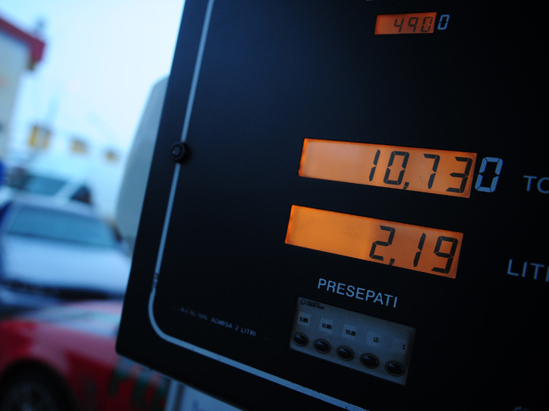 Dilemele lui 2011 - Va ajunge benzina la 6 lei? De ce se scumpesc combustibilii?