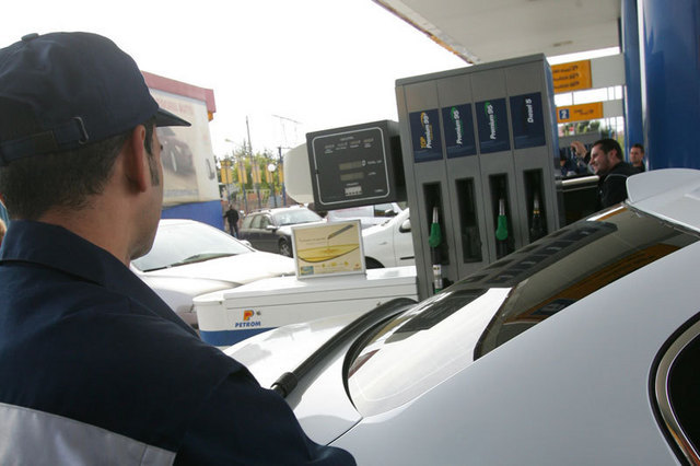 Pretul benzinei. Ce distanta parcurg cu masina un roman, un grec si un francez, dintr-un salariu minim