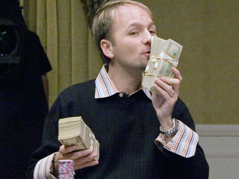 Romanul Negreanu, cel mai bogat jucator de poker din lume
