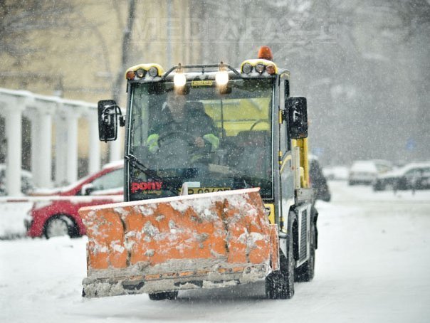 Bucurestiul, sub zapada – operatorii se lupta cu nametii pentru a nu se bloca circulatia