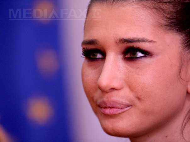 Replici intre Elena Basescu si un cetatean, la Sibiu. Elena Basescu: "Lasati-l pe tata in pace!"