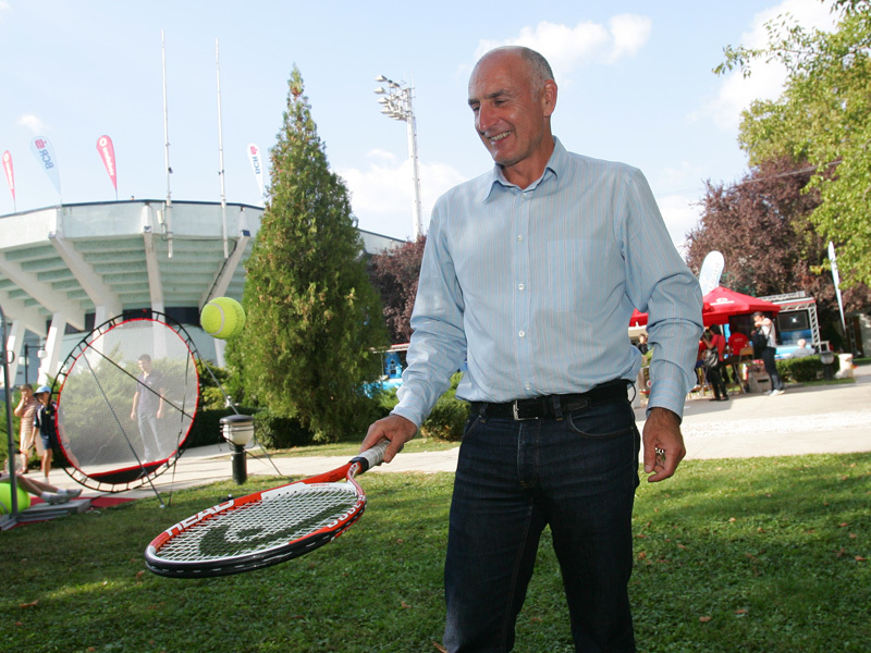 Povestea lui Bogdan Enoiu, publicitarul care nu se desprinde de racheta de tenis