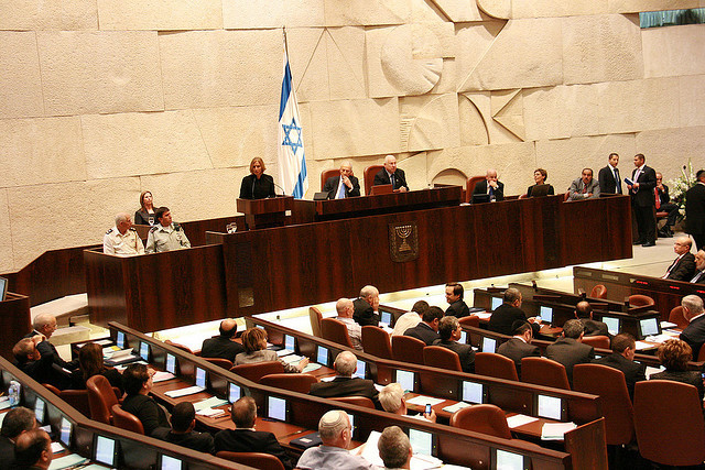 Mezinul lui Ariel Sharon intra in politica