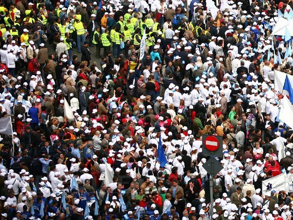 Peste 7.000 de persoane protesteaza la Mioveni