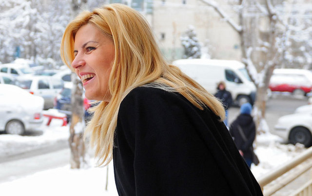 La coada la pupaturi cu ministrul Elena Udrea. „Baia de aici este mai mare decat baia mea de acasa”. Miza locuintelor ANL: 85 milioane euro