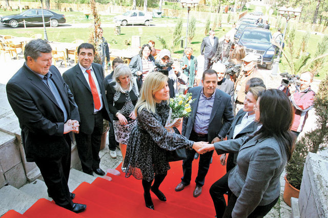 Ce vrea sa faca Udrea cu bugetul de 524 milioane euro. La sedinta foto de dupa bilantul MDRT: „Dar pantofii mei nu va plac?”