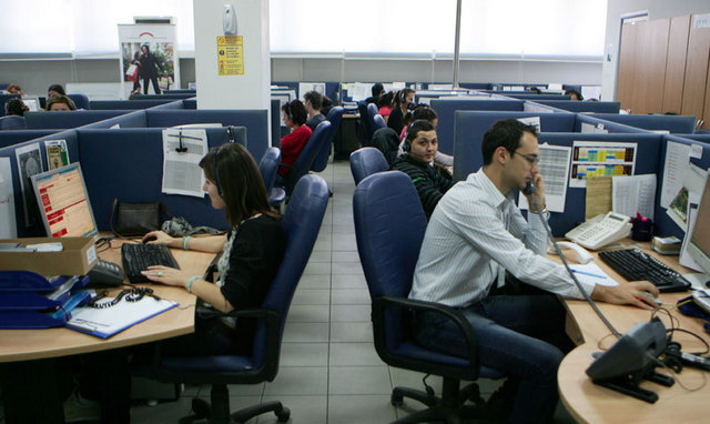 Viata intr-un call center: cum se „disciplineaza” studentii dupa un program corporatist