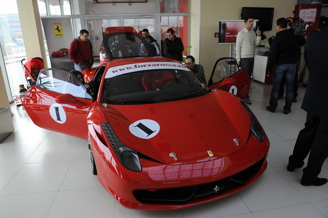 Cine sunt cei trei romani care si-au luat cu banii jos ultimul model de Ferrari - 458 Challenge