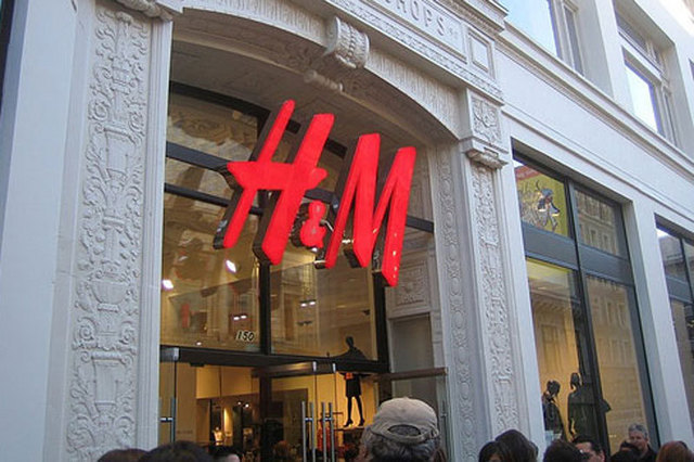 Preturi la H&M Romania. Cat vor costa camasile si jeansii