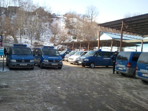 Zeci de politisti si vamesi, retinuti in Vama Siret pentru trafic de tigari.