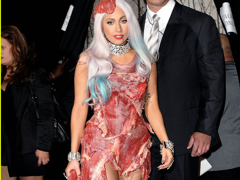 Cine e omul care o imbraca pe Lady Gaga in carne