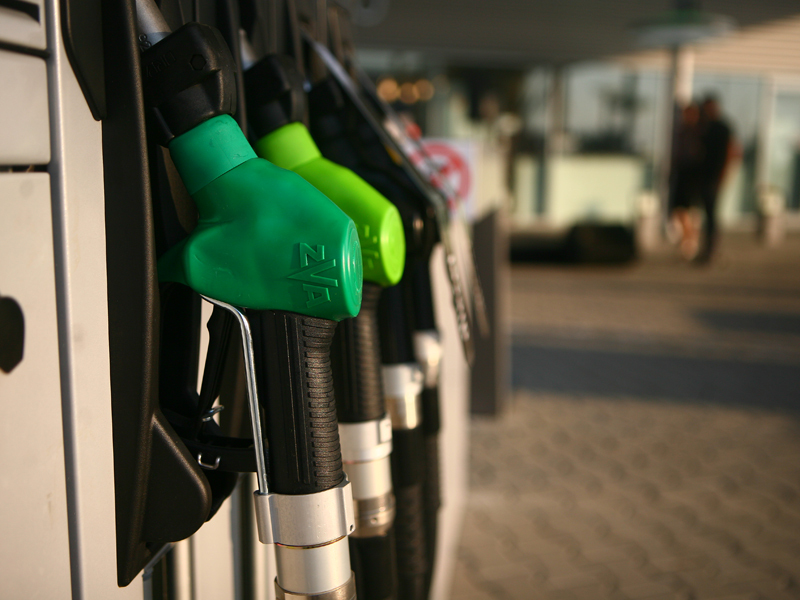 Petrolistii scumpesc din nou carburantii. Cresterile de pret nu puteau pica mai prost