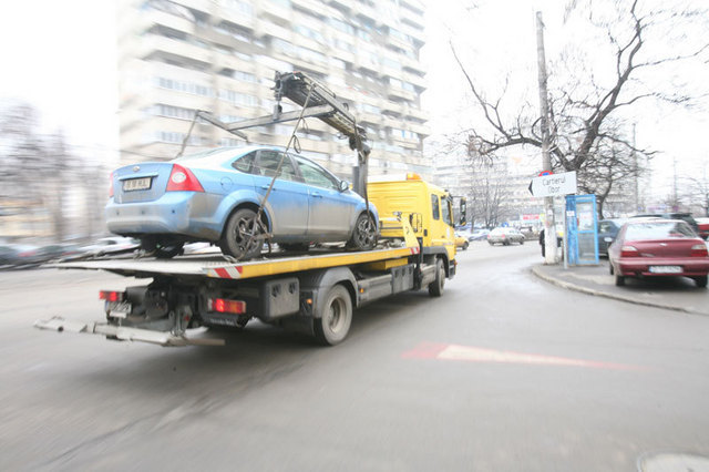 Cum se vede ridicarea de masini din partea cealalta a baricadei