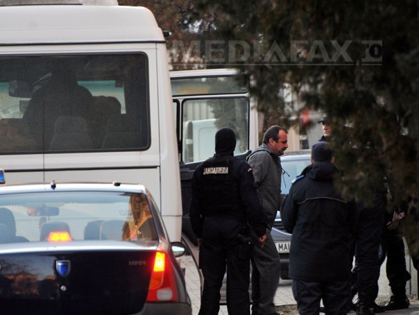 Instanta i-a arestat pe primii 15 vamesi si politisti de la Vama Moravita