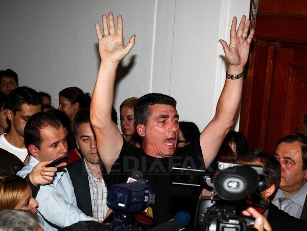 Si-acum ridicati mainile in aer