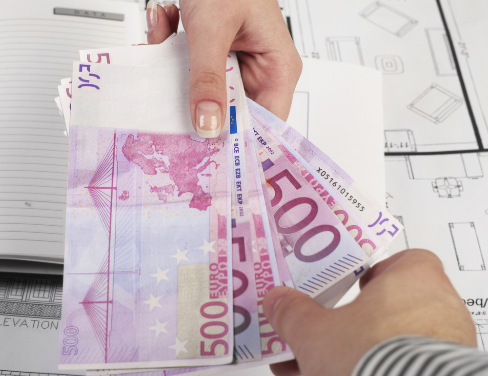 Functionarii publici capata dreptul sa lucreze, in afara programului, la proiectele cu fonduri europene