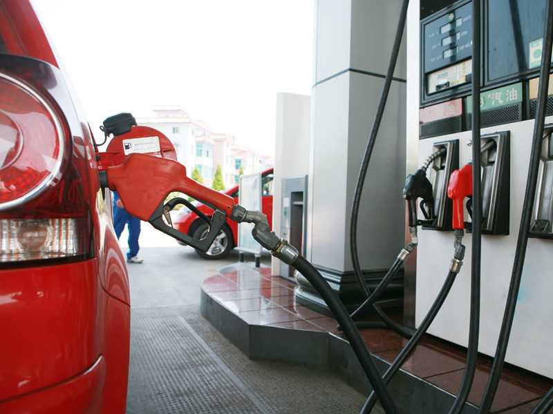 Petrom a scumpit din nou carburantii. La unele benzinarii, pretul ar putea depasi 6 lei/litru