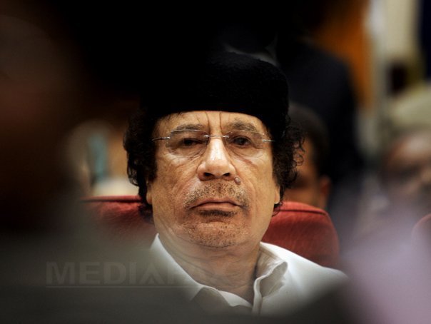 Sute de libieni, reuniti la resedinta lui Kadhafi, in eventualitatea unor raiduri franceze