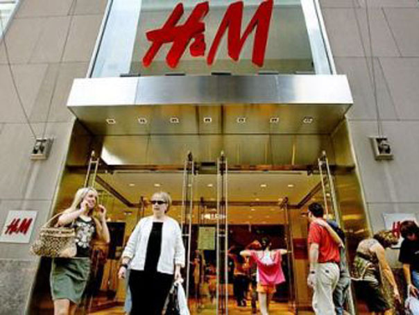 Cateva sute de persoane au asteptat mai multe ore deschiderea primului magazin H&M in Romania
