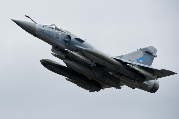 Razboi in Libia. Avioanele franceze bombardeaza tancurile lui Gaddafi (VIDEO)