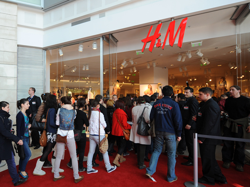 Sute de persoane au asteptat deschiderea H&M. Cum comentati?