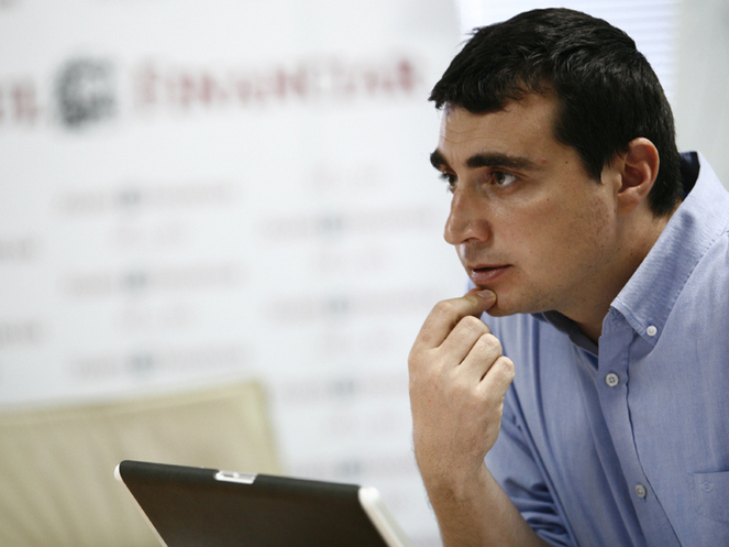 Sorin Paslaru, ZF: De cine a ajuns sa rada presedintele cand rade de soselele Romaniei? Rade de el sau rade de noi?