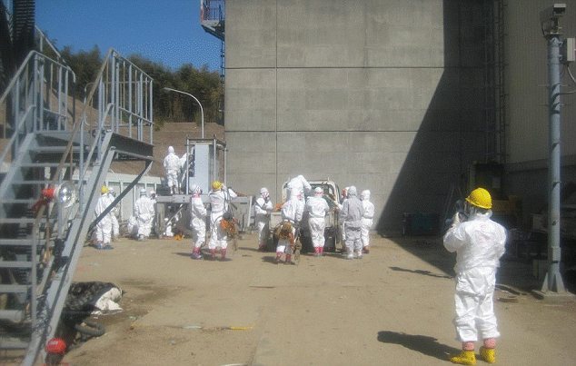 Beton peste Fukushima. Cei 200 din centrala s-au obisnuit cu ideea mortii. 1.000 de trupuri abandonate