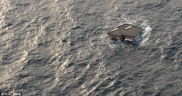 Masini si case japoneze plutesc spre Statele Unite. Valul tsunami a adus in ocean o cantitate uriasa de ramasite