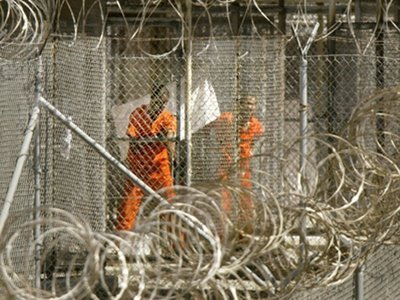 Medicii si psihologii militari de la Guantanamo au trecut cu vederea tortura