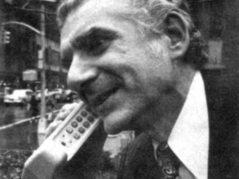 Primul om care a vorbit la mobil in urma cu 38 de ani