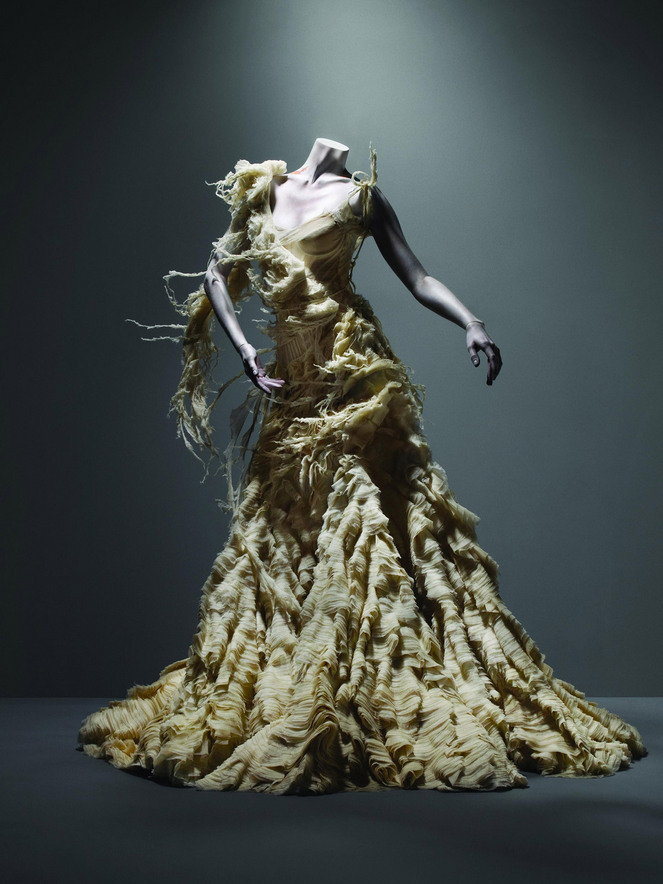 Retrospectiva excentricitatilor: Alexander McQueen la New York (GALERIE FOTO)