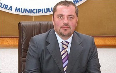 Prefectul Capitalei ii acuza pe Oprescu si pe primarii de sector ca bat pasul pe loc cu referendumul
