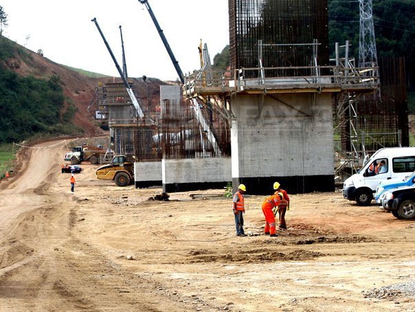 Compania de Drumuri a semnat contracte de 693 mil. euro pentru autostrazi de pe Coridorul IV