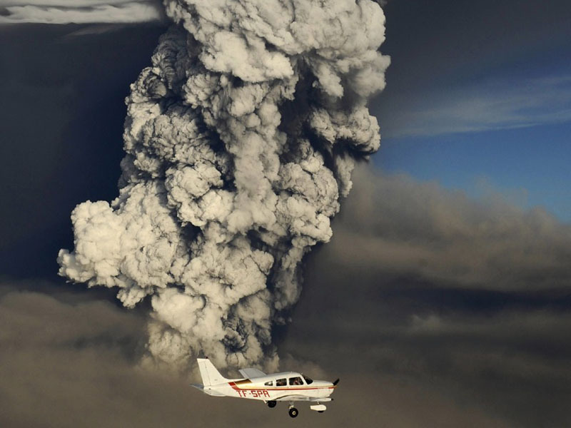 Eruptia vulcanului din Islanda in imagini: nori de fum in cer, ploi de cenusa peste pamant (GALERIE FOTO)