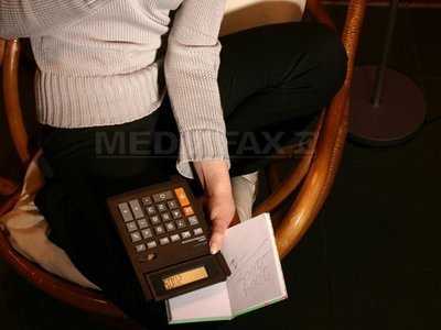 Mai mult de jumatate din cheltuielile romanilor se duc pe alimente, electricitate, gaz, combustibili
