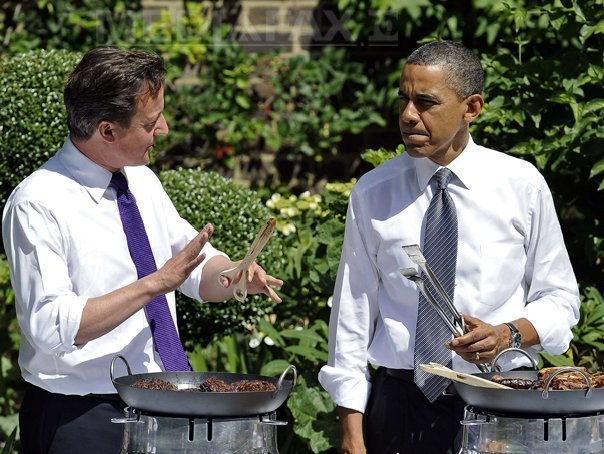 Obama si Cameron servind carnati militarilor la o petrecere cu gratar