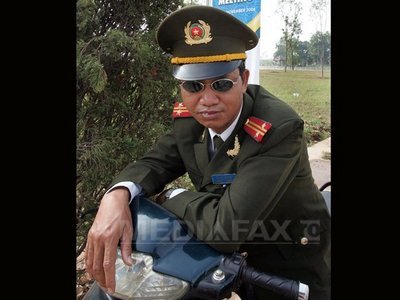 Politistii din Vietnam nu mai au voie sa poarte ochelari negri, sa fumeze si sa stea la taclale